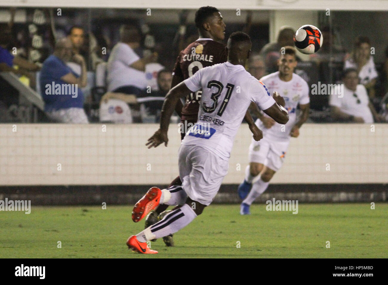 Il Santos, Brasile. 18 Febbraio, 2017. Cleber Reis e sambuco Santana durante il match tra Santos vs Railway tenutasi presso l'Estadio Urbano Caldeira, Vila Belmiro nel Santos. La partita è valevole per il quarto round del 2017 Paulistão. Credito: Ricardo Moreira/FotoArena/Alamy Live News Foto Stock