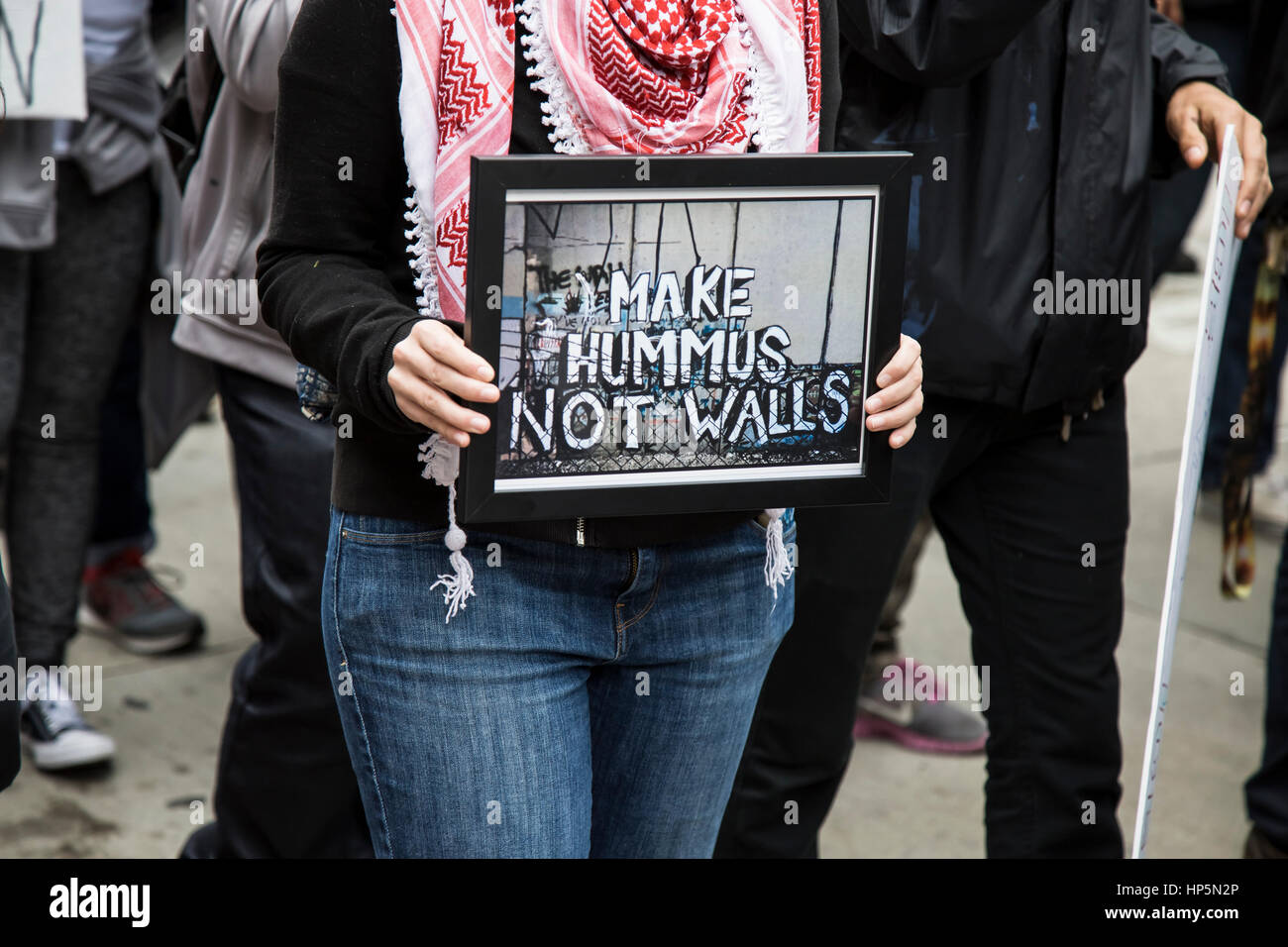 Los Angeles, Stati Uniti d'America. 18 Febbraio, 2017. Migliaia di Angelenos riuniti nel centro di Los Angeles per protestare Donald Trump's divieto musulmano e il suo invita a costruire un muro di frontiera messicana. Credito: Andie Mills/Alamy Live News Foto Stock