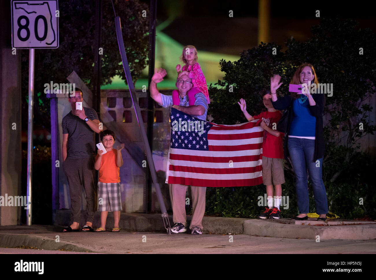 West Palm Beach, Florida, Stati Uniti d'America. 18 Febbraio, 2017. I sostenitori sulla Boulevard meridionale onda verso Presidente Trump's per il giro della Papamobile come egli ritorna al Mar-a-Lago dopo la campagna rally a Melbourne in West Palm Beach, Florida il 18 febbraio 2017. Credito: Allen Eyestone/Palm Beach post/ZUMA filo/Alamy Live News Foto Stock