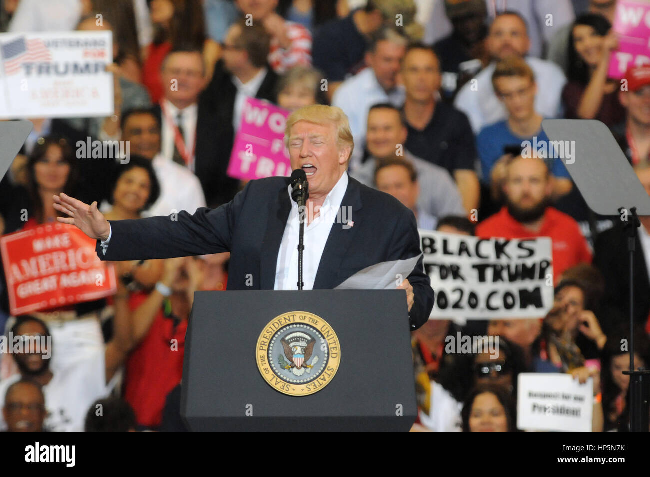 Melbourne, Florida, Stati Uniti d'America. 18 Febbraio, 2017. Stati Uniti Presidente Donald Trump parla di una campagna rally a febbraio 18, 2017 a Orlando-Melbourne Aeroporto Internazionale di Melbourne Florida. Questo è il primo evento di questo genere che Trump ha tenuto sin dalla sua inaugurazione il 20 gennaio 2017. Credito: Paul Hennessy/Alamy Live News Foto Stock