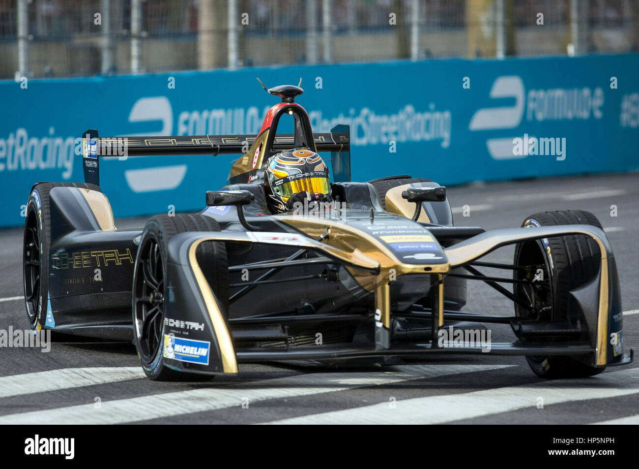 Buenos Aires, Argentina. 18 Febbraio, 2017. Pilota cinese Ma Qinghua del team Tacheetah compete durante un giro nella Formula e Grand Prix sul circuito di strada nella città di Buenos Aires, Argentina, nel febbraio 18, 2017. Il Buenos Aires Formula e il Grand Prix della Federazione Internazionale di corse automobilistiche (FIA), è un torneo di di vetture monoposto caratterizzato dal fatto che i loro motori elettrici. I venti piloti correvano a più di 200 km/h sulle strade del circuito si trova in Puerto Madero. Credito: Martin Zabala/Xinhua/Alamy Live News Foto Stock