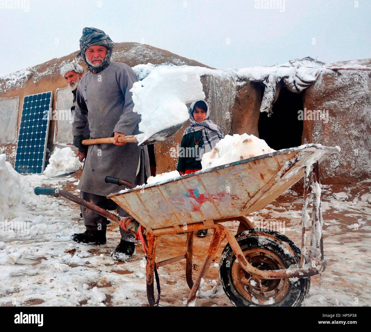 (170219) -- SHIBERGHAN, Feb. 19 (Xinhua) -- persone pulire la neve in città Shiberghan, capitale della provincia Jawzjan, Afghanistan, Feb 19, 2017. Caduta di neve e di gelo è costata la vita a 14 persone tra cui due bambini nella regione settentrionale dell'Afghanistan negli ultimi ventiquattro ore, funzionari detto Domenica.(Xinhua/Mohammad Jan Aria)(Gj) Foto Stock