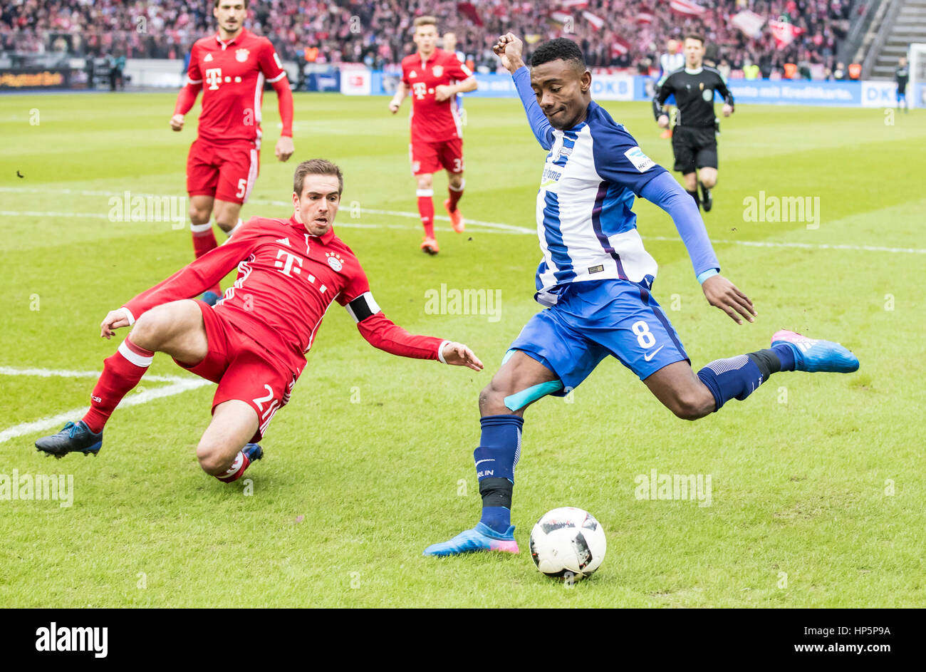 Berlino, Germania. Il 18 febbraio, 2017. Philipp Lahm (FCB 21) competere per la sfera contro la Salomon KALOU, Hertha 8 in 1. German Soccer League Hertha BSC BERLIN - FC Bayern Monaco di Baviera a Berlino, 18 febbraio, 2017 © Peter Schatz / Alamy Live News Foto Stock