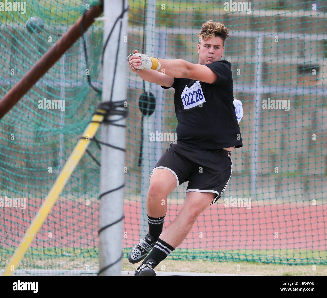 Cape Town, Sud Africa. 18 Febbraio, 2017. Marnikus van der Merwe di Bellville club atletica nella mens il lancio del martello durante la seconda WP lega atletica via e il campo incontro a Parow pista atletica il 18 febbraio 2017 a Cape Town, Sud Africa. Foto di Roger Sedres/Gallo Immagini/Alamy Live News Foto Stock