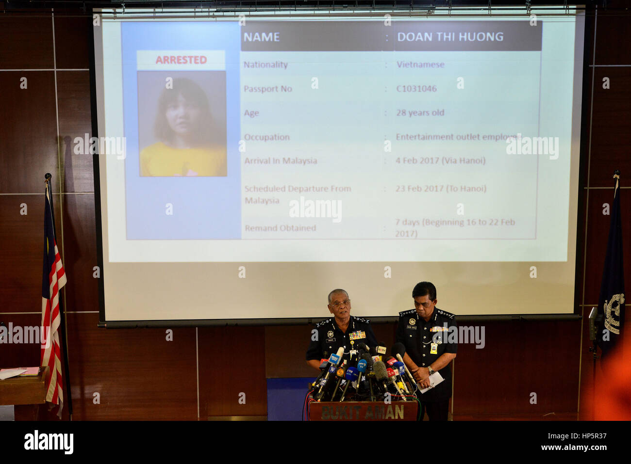 (170219) -- KUALA LUMPUR, Feb 19, 2017 (Xinhua) -- Malaysia Vice Ispettorato Generale di polizia Noor Rashid Ibrahim (L) rilascia le informazioni di una femmina di sospetto, in occasione di una conferenza stampa tenutasi a Kuala Lumpur, Malesia, nel febbraio 19, 2017. La polizia malese ha detto domenica che quattro indagati dalla Repubblica Popolare Democratica di Corea (DPRK) correlato alla morte di un uomo della Repubblica popolare democratica di Corea aveva lasciato il paese. Una valutazione a posteriori sulla Repubblica popolare democratica di Corea uomo fosse stato effettuato ma la causa della morte è rimasta sconosciuta come le forze di polizia sono in attesa per la patologia e tossicologia risultati, Vice Ispettorato Generale di polizia n. Foto Stock