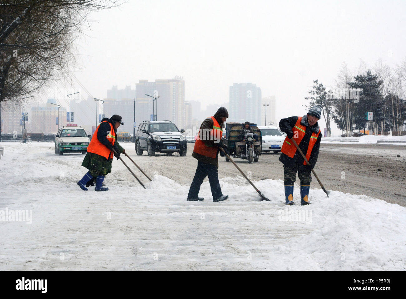 Di Jilin, la Cina della provincia di Jilin. 19 Feb, 2017. Gli operatori sanitari spazzare la neve su una strada di Jilin, a nord-est della Cina di provincia di Jilin, Feb 19, 2017. Un avviso di blu per ondata di freddo portato da un getto forte di aria fredda è stato pubblicato il Domenica, secondo il National centro meteorologico. Credito: Wang Mingming/Xinhua/Alamy Live News Foto Stock