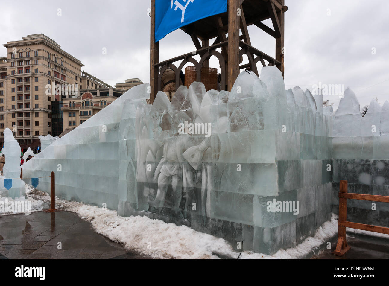 Mosca, Russia. Domenica 19 Febbraio, 2017. Il bassorilievo di un folk balalaika musicista sulla parete di ghiaccio della fortezza di neve sulla Piazza della Rivoluzione - la zona principale del festival. Maslenitsa, frittelle di formaggio, tariffa week festival, carnevale iniziato nella città. Le persone godono di spettacoli di strada e mangiare caldi pancake. Questo è anche addio al festival invernale. La giornata è calda (+2C, circa 36F) ma cupo. © Alex Immagini/Alamy Live News Foto Stock