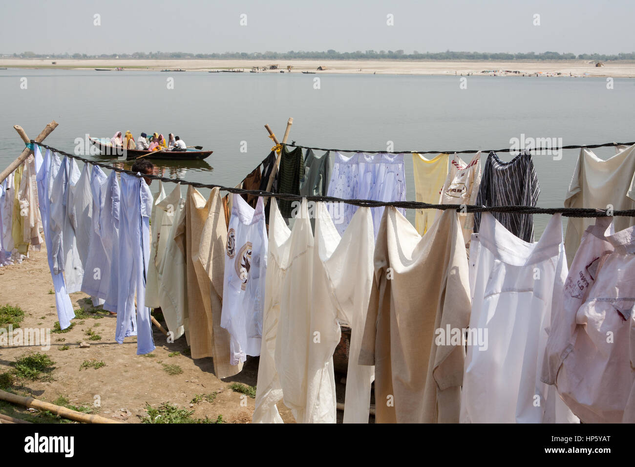 Vestiti,lavare,lavaggio,asciutto,l'asciugatura,a,Varanasi,Benares,antica,città,a, banche,d,sacro Fiume,,Gange,bagno,ghats,,Uttar Pradesh,l'India,Indian,Asia,asiatica, Foto Stock