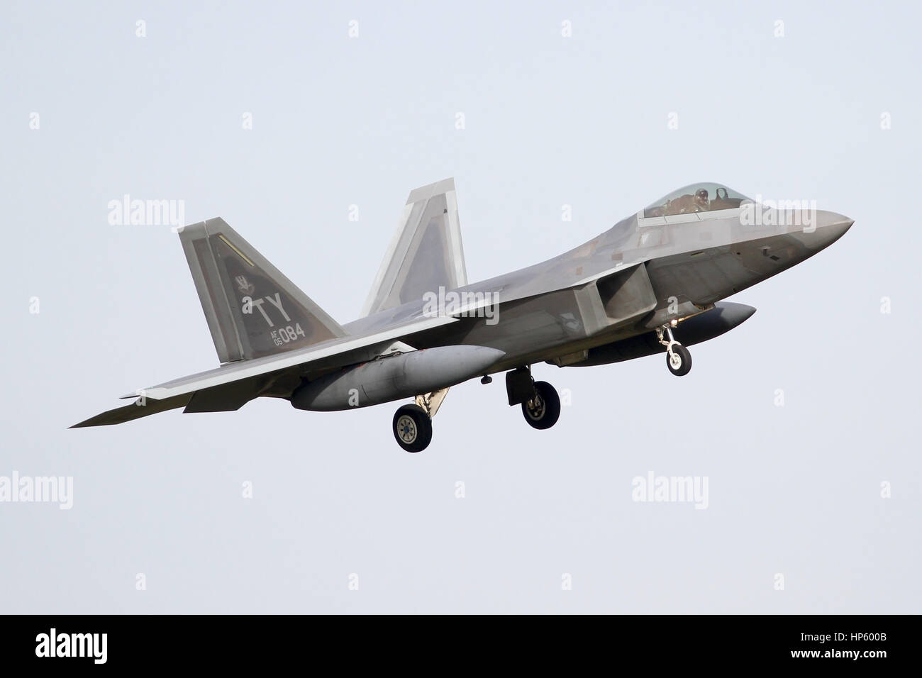 Il USAF F Raptor cattura il vento di traverso durante un approccio a RAF Lakenheath. 95FS F-22's sono state distribuite nel Regno Unito come parte di esercitazione rapida Raptor Foto Stock