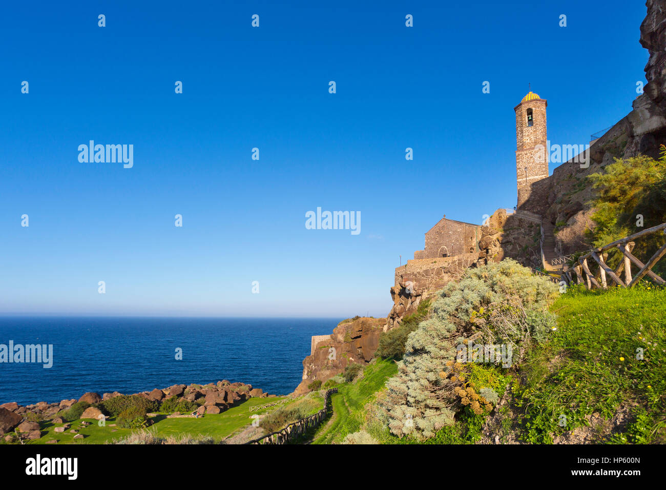 La cattedrale di Sant'Antonio Abate si affacciano sul mare, Castelsardo, Sassari, golfo dell Asinara , Sardegna, Italia Foto Stock