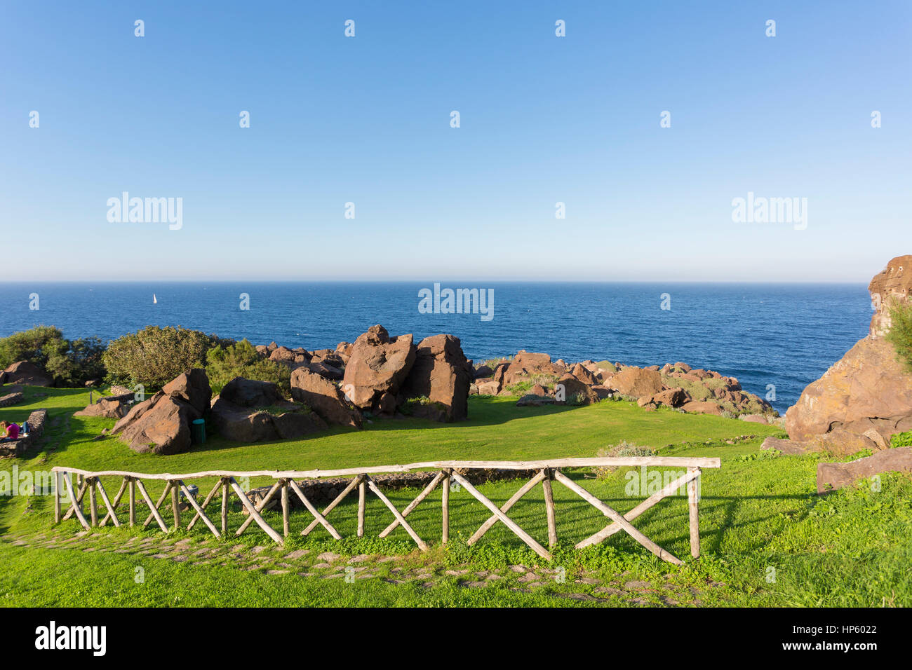 Il giardino del castello al sunsut si affacciano sul mar mediterraneo Castelsardo, Sassari, Golfo dell Asinara, Sardegna Italia Foto Stock