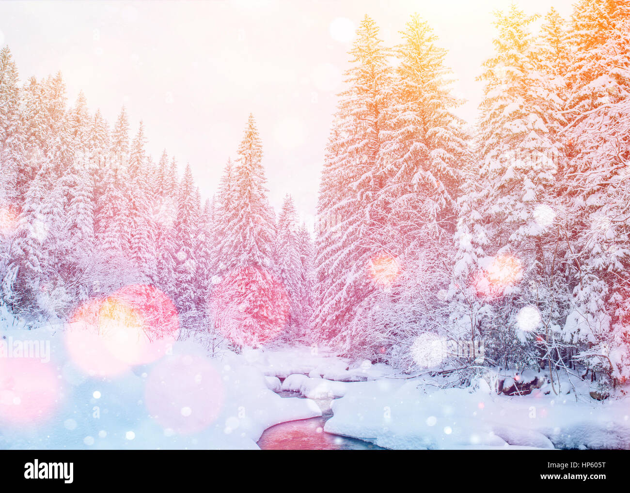 Misterioso paesaggio invernale maestose montagne Foto Stock