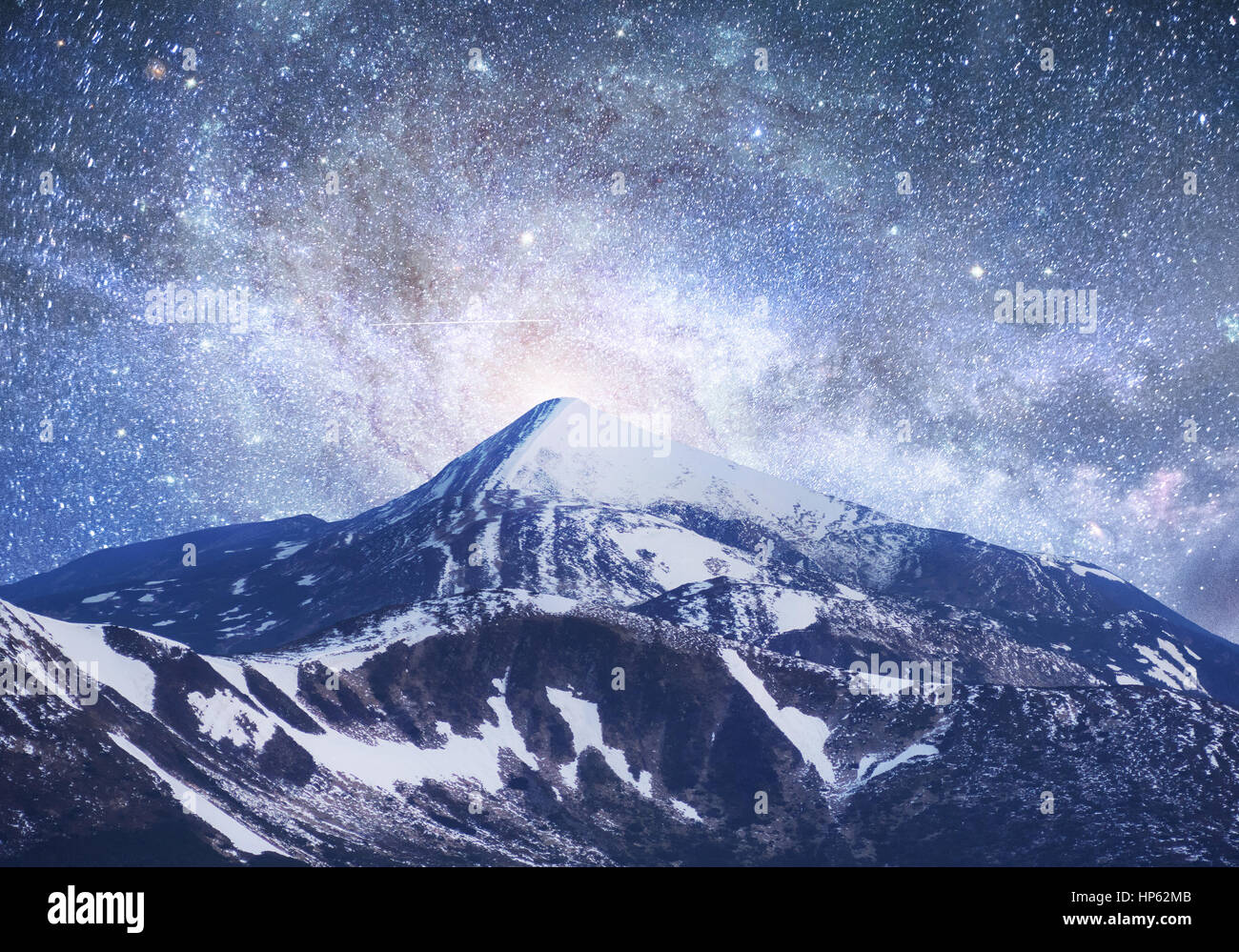 Fantastico cielo stellato. Bellissimo paesaggio invernale e snow-capped Foto Stock