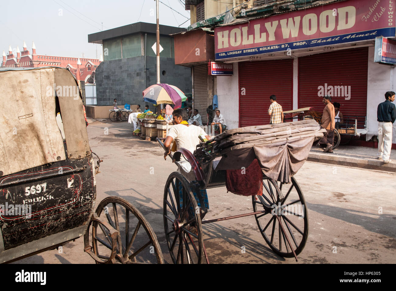 Human,rickshaw,Hollywood,negozi,segno,contrasto,Kolkata,Calcutta,West Bengal,West Bengala,,l'India,Indian,Asia,asiatica, Foto Stock