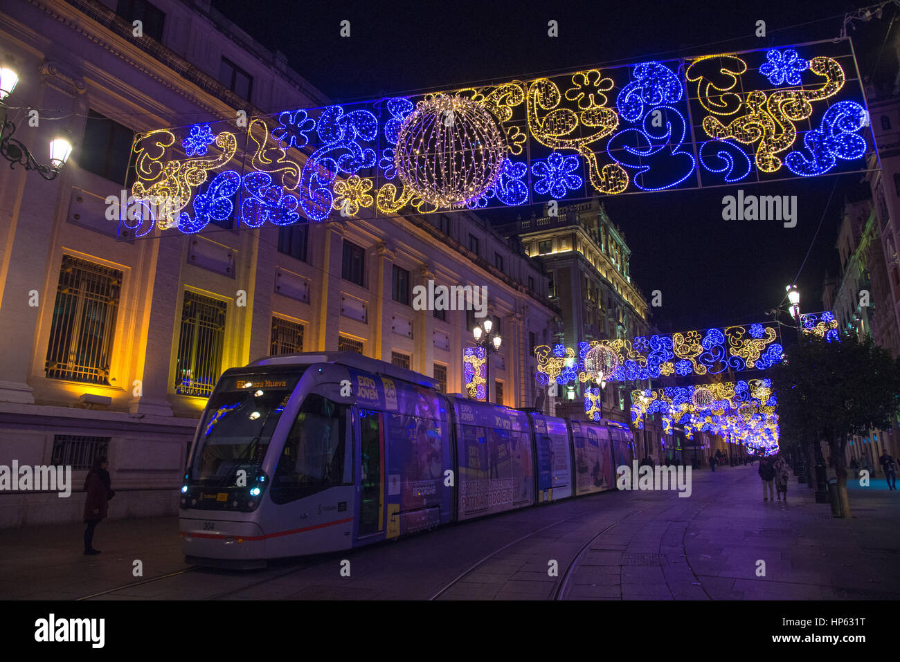 Avenida de la constitucion con il tram e le luci di natale a Siviglia, Spagna Foto Stock