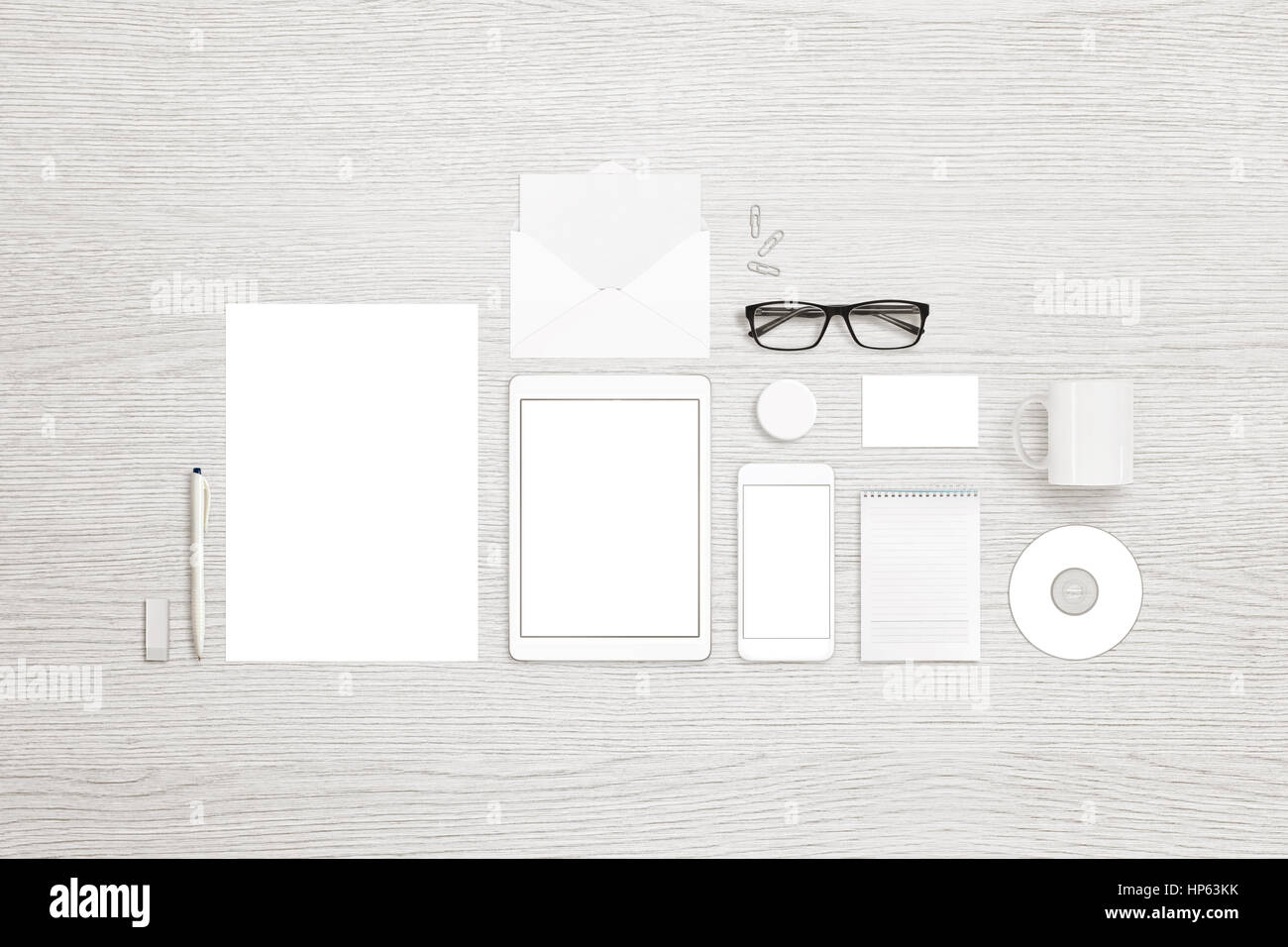 Vista superiore isolate di oggetti fissi per il branding, identity design presentazione. Sfondo bianco. Foto Stock