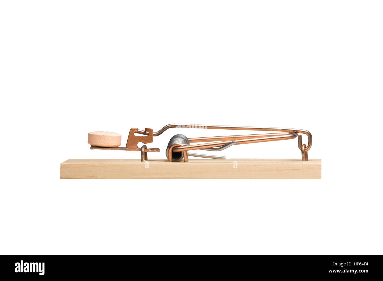 Pillola arancione come esca in un mousetrap. Studio di close-up isolato su bianco. Concetti potrebbero includere la dipendenza, pericolo, desiderio, rischio e altri. Foto Stock