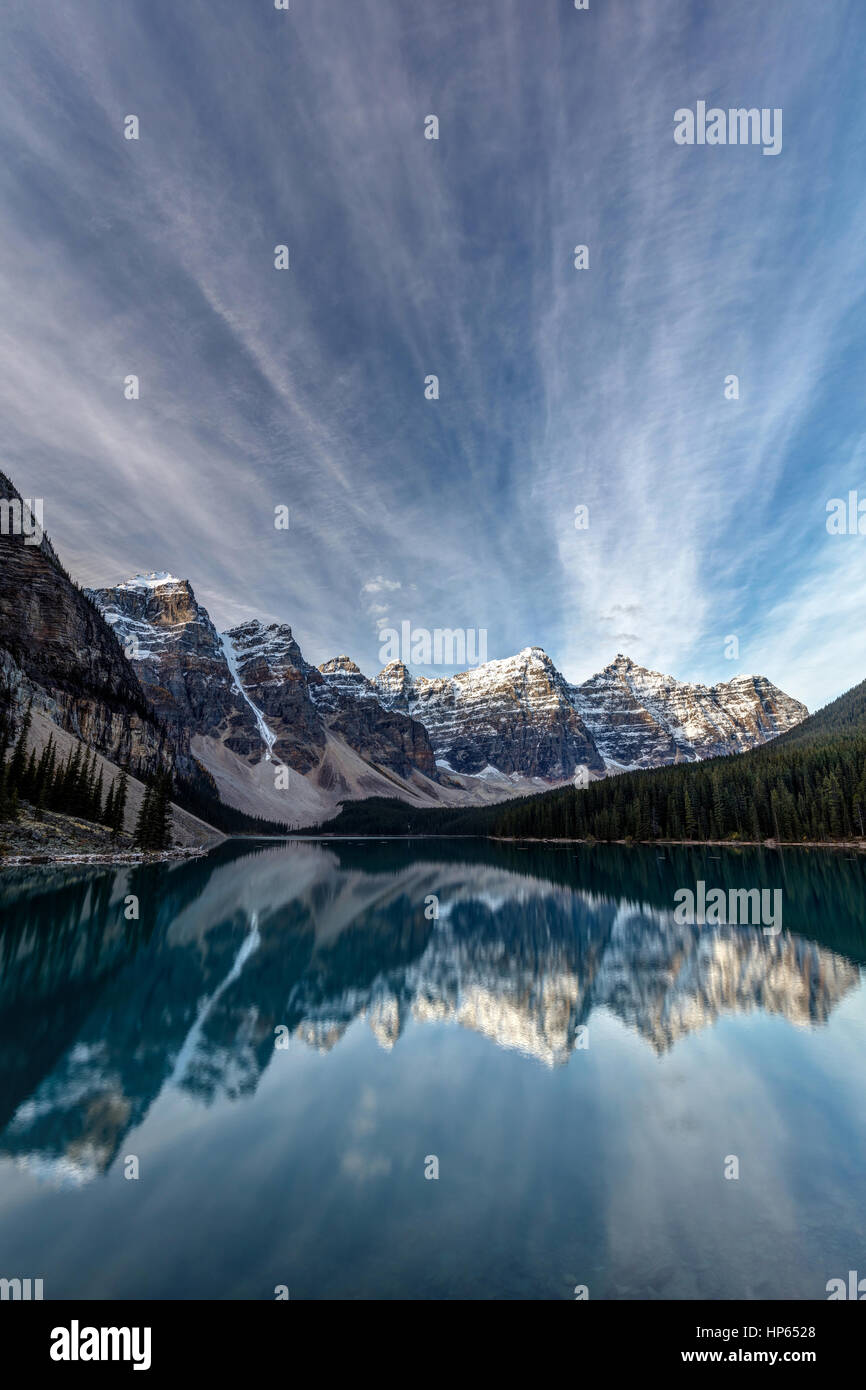 Il Moraine Lake Sky riflessione. Wispy nuvole che coprono il mattino cielo a Moraine Lake, il Parco Nazionale di Banff, Alberta, Canada. Foto Stock