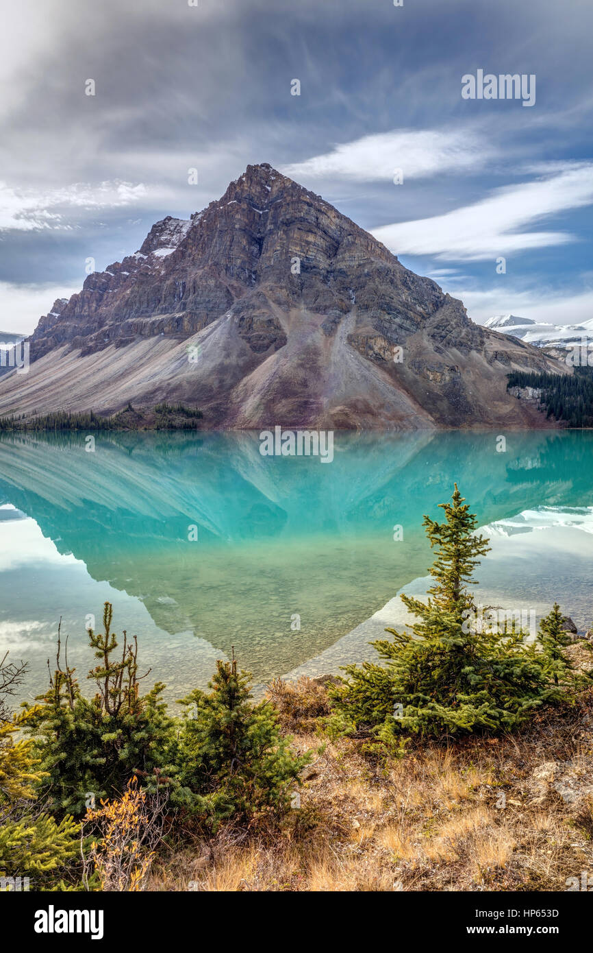 Il turchese riflessione in corrispondenza della panoramica Bow Lake nel Parco Nazionale di Banff, Alberta, Canada Foto Stock