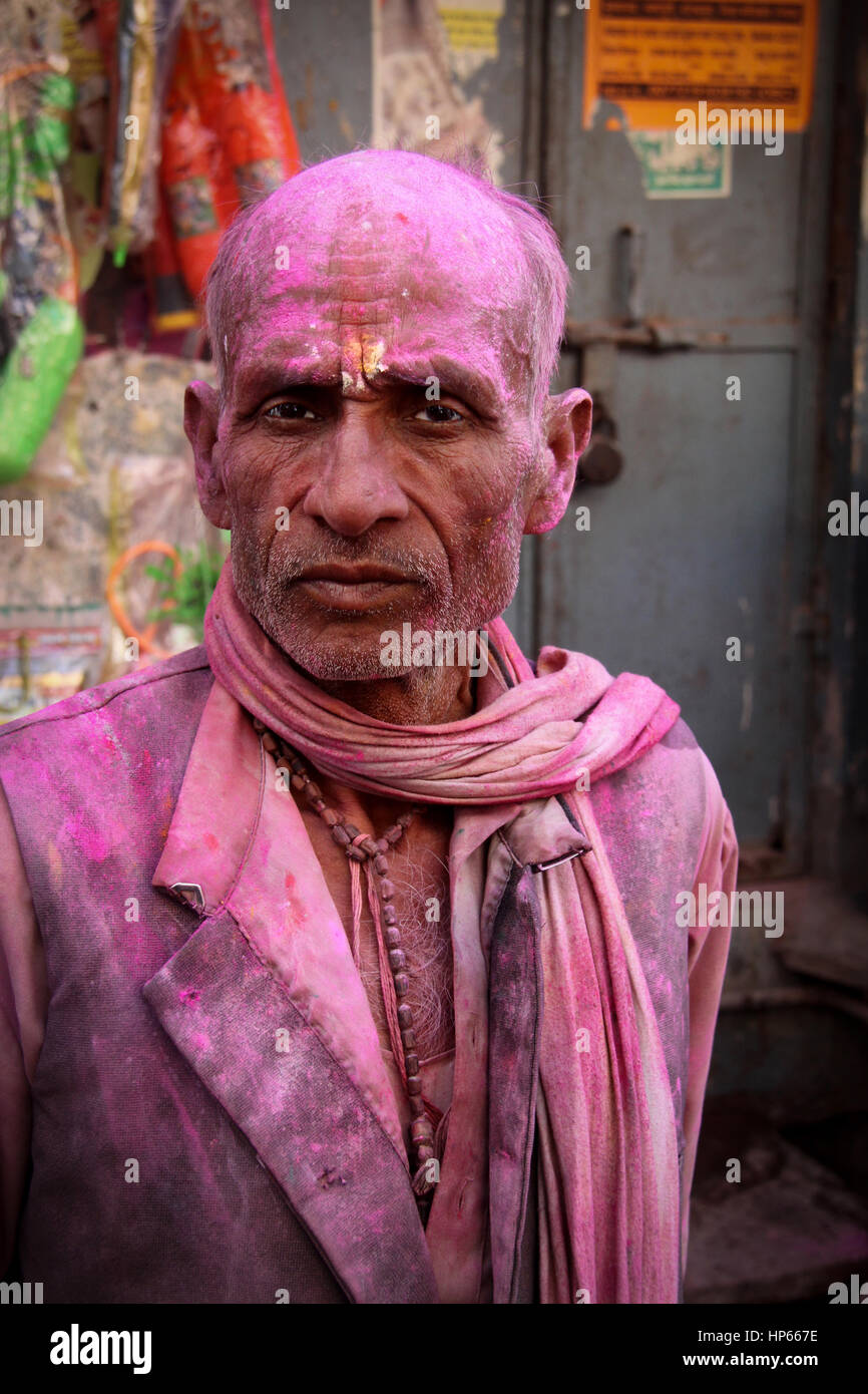 Ritratto durante Holi celebrazioni in Vrindavan, India Foto Stock
