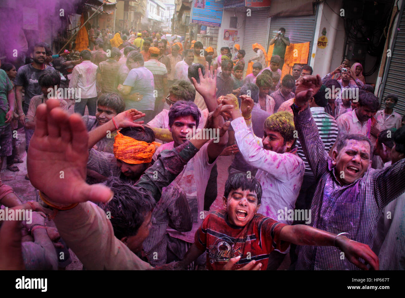 Holi celebrazioni in Vrindavan, India Foto Stock