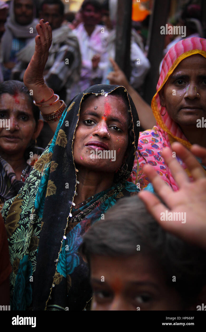 Ritratto di una donna indiana durante Holi celebrazioni in Vrindavan, India Foto Stock