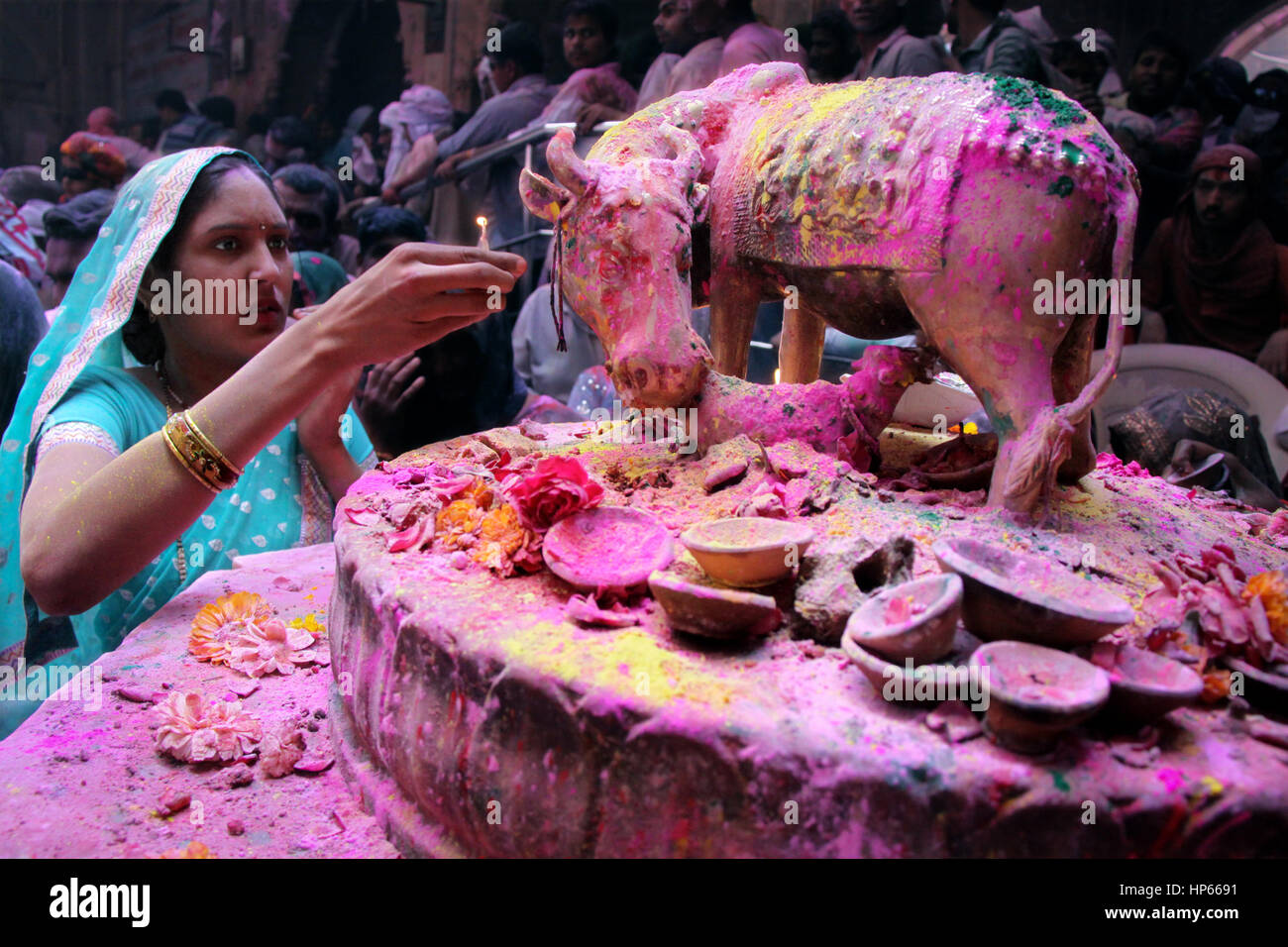 Ritratto di una donna indiana durante Holi celebrazioni in Vrindavan, India Foto Stock