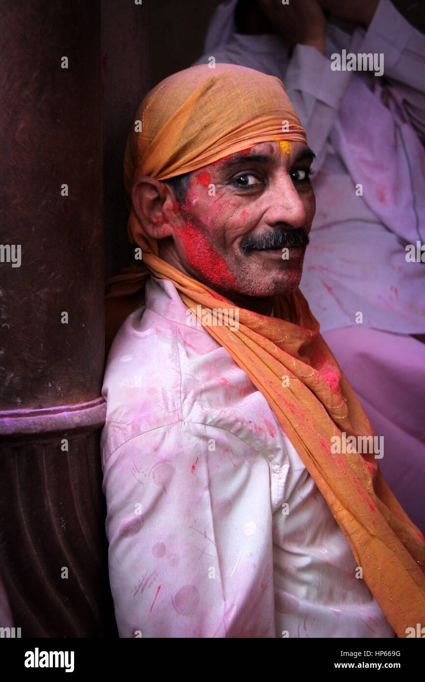 Ritratto durante Holi celebrazioni in Vrindavan, India Foto Stock