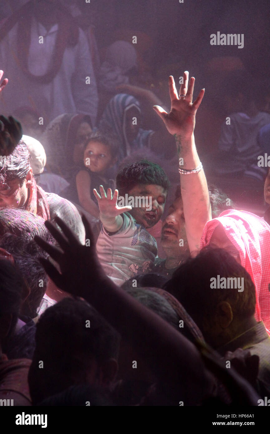 Bambino in mezzo alla folla durante Holi celebrazioni in Vrindavan, India Foto Stock