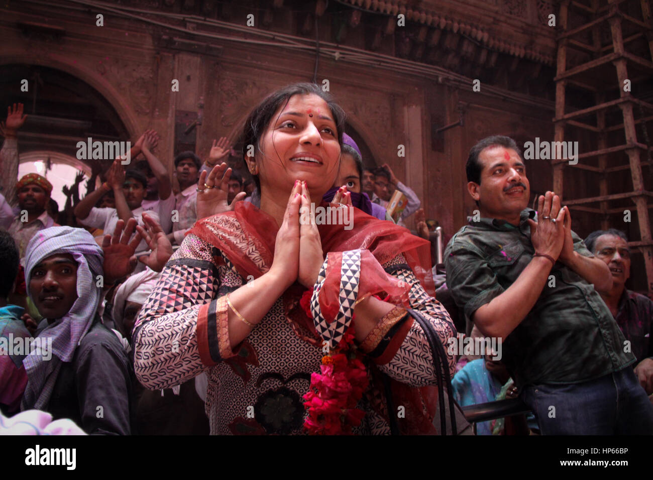 Una donna felice con il viso pieno di gioia durante Holi celebrazioni in Vrindavan, India Foto Stock