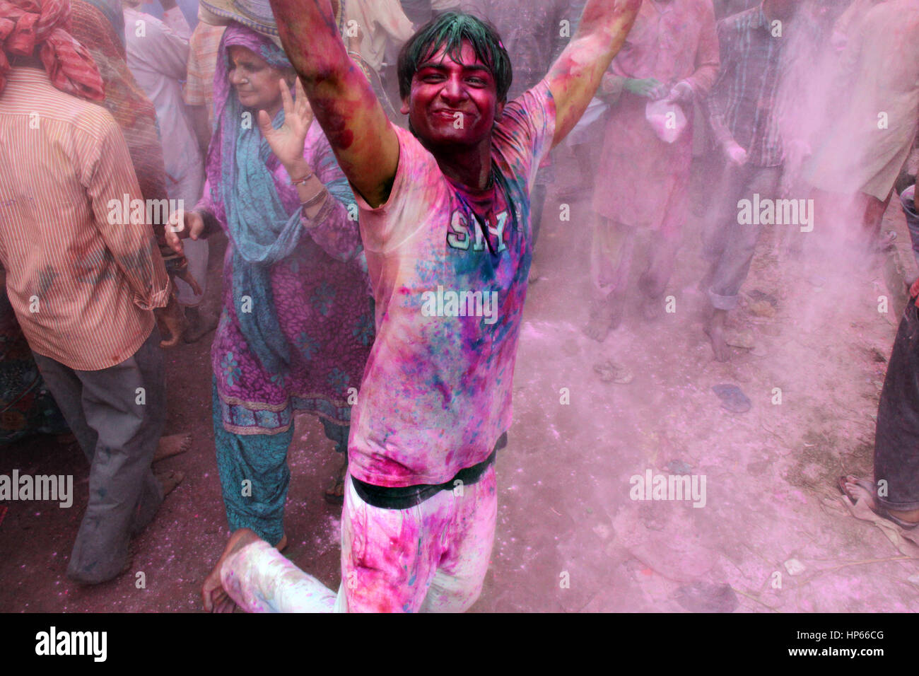 Ritratto durante Holi celebrazioni in Vrindavan, India Foto Stock