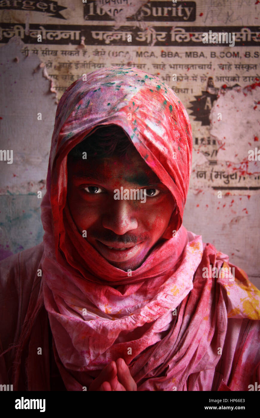 Ritratto durante Holi celebrazioni in Vrindavan, India Foto Stock