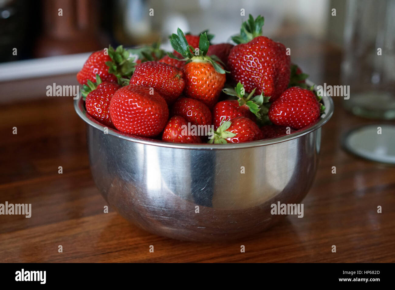 Una tazza di fragole sul banco di cucina Foto Stock