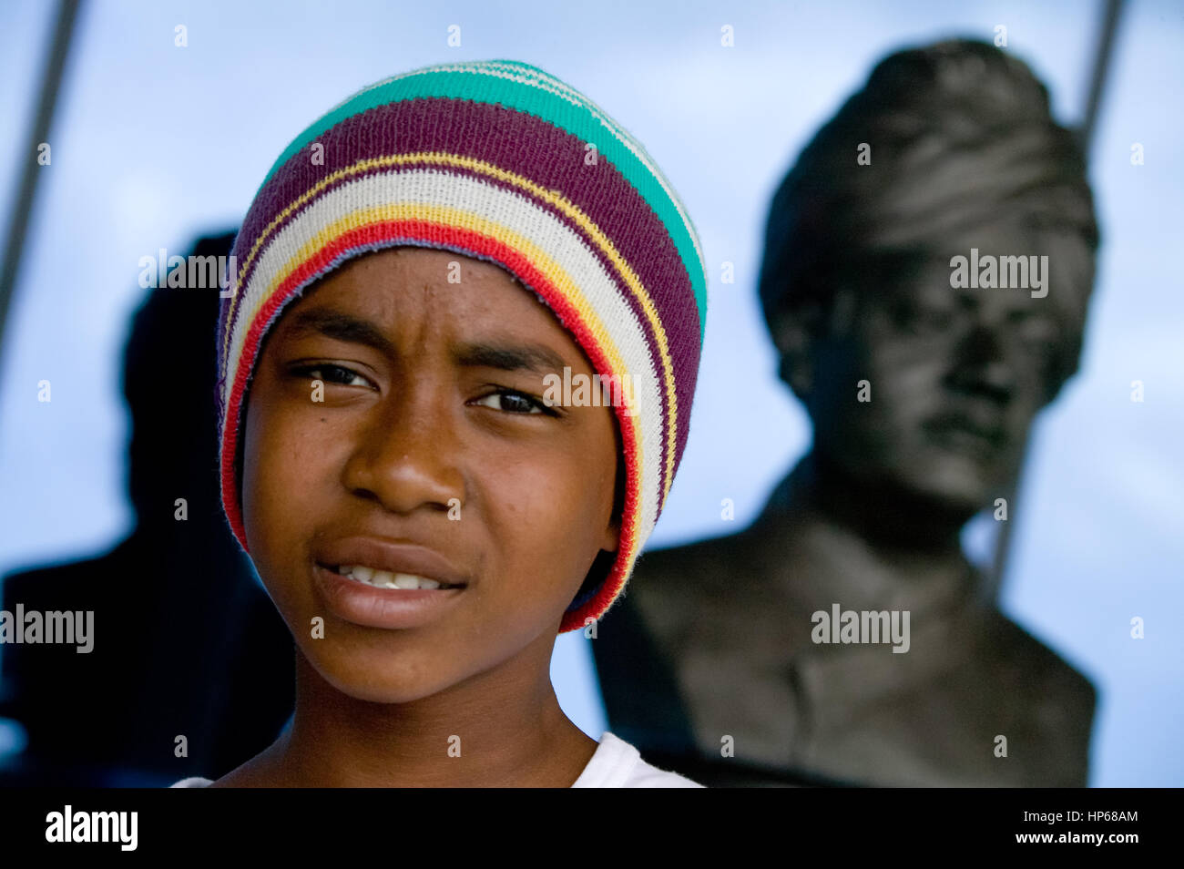 Il creolo ragazzo nella parte anteriore del busto, colorato cappellino, centro congressi in Port Louis Maurizio, International Festival creolo, Maurizio: Port Louis, congr Foto Stock