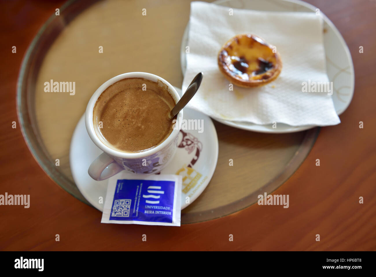 Caffè e uova portoghese tart pasticceria, pastéis de nata Foto Stock