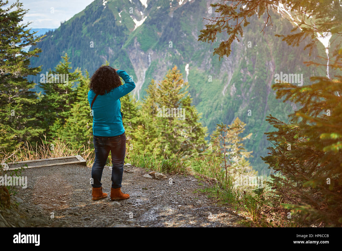 Viaggi fotografo scatta foto outddors nel paesaggio di montagna dello sfondo. Donna escursionismo su Alaska natura paesaggio Foto Stock