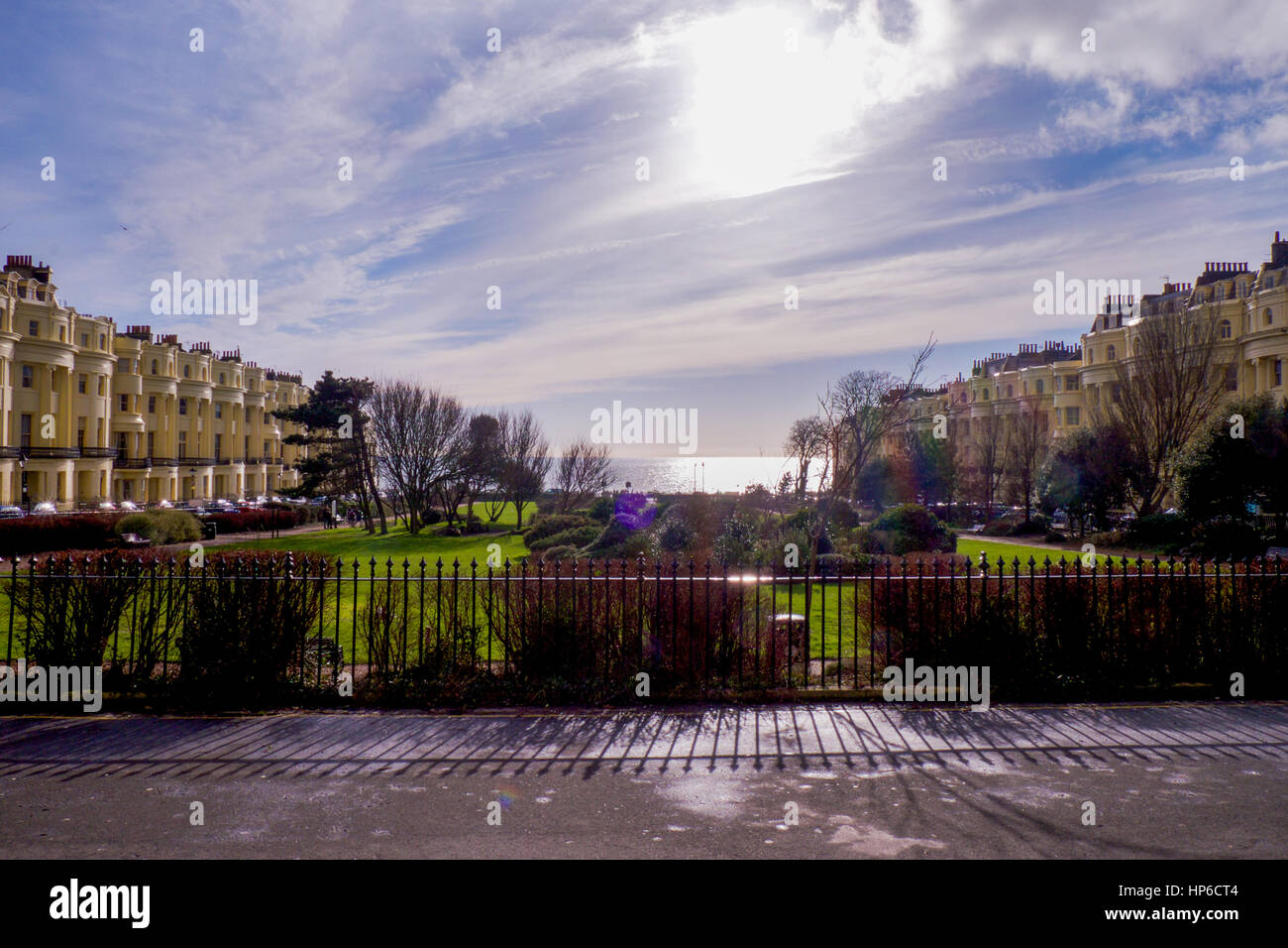 Una vista di Palmeira Square Brighton, architettura Regency, case di città, erba park nel centro, il mare e il cielo Foto Stock