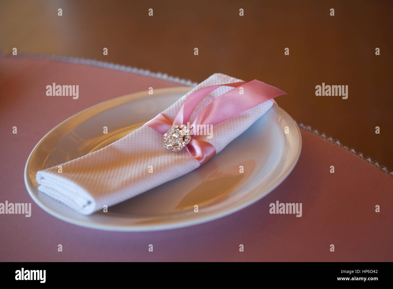 La tabella degli appuntamenti nel ristorante. Rosa preparazione di nozze Foto Stock