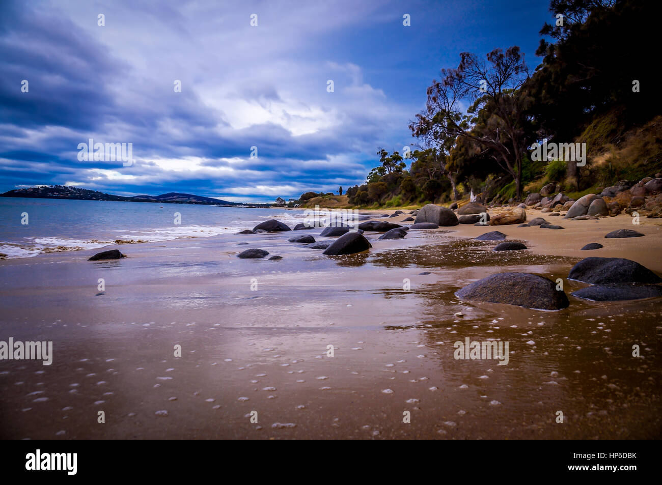 Sabbia ghiaiosa spiaggia vicino a Hobart, in Tasmania, Australia Foto Stock