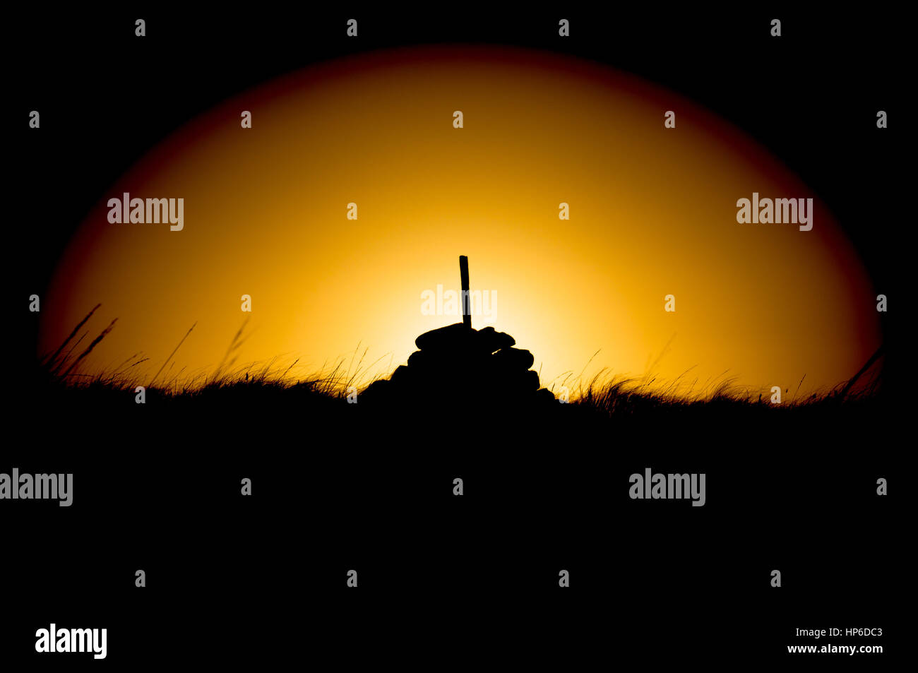 Silhouette di rocce di sunrise in cerchio Foto Stock