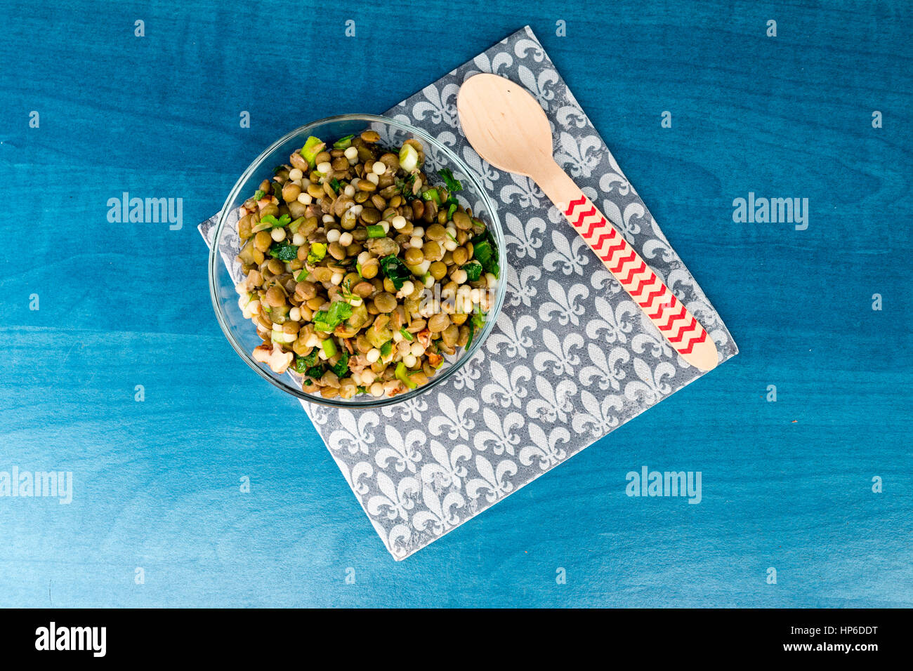 Insalata di lenticchie con sottaceti, prezzemolo e pezzi di pasta da sopra Foto Stock