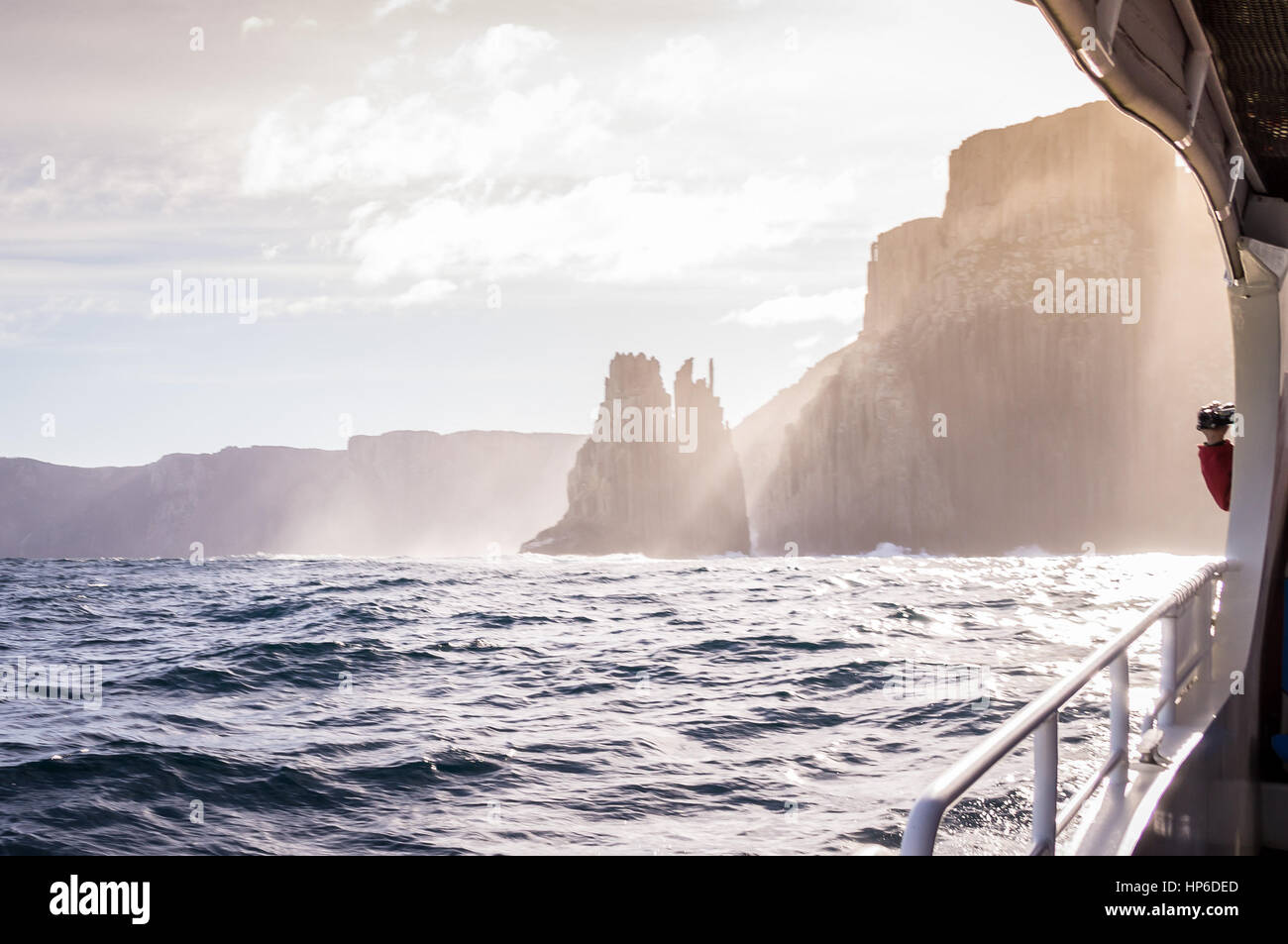 Vista dal tour in barca sull'isola di Tasmania, Tasmania, Australia Foto Stock