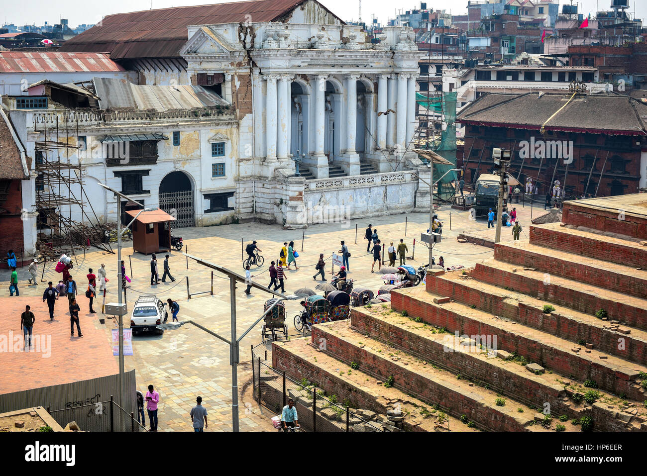 La folla cammina sulla piazza di fronte all'edificio bianco in stile architettonico europeo chiamato Gaddi Baithak. Kathmandu, Nepal. Foto Stock