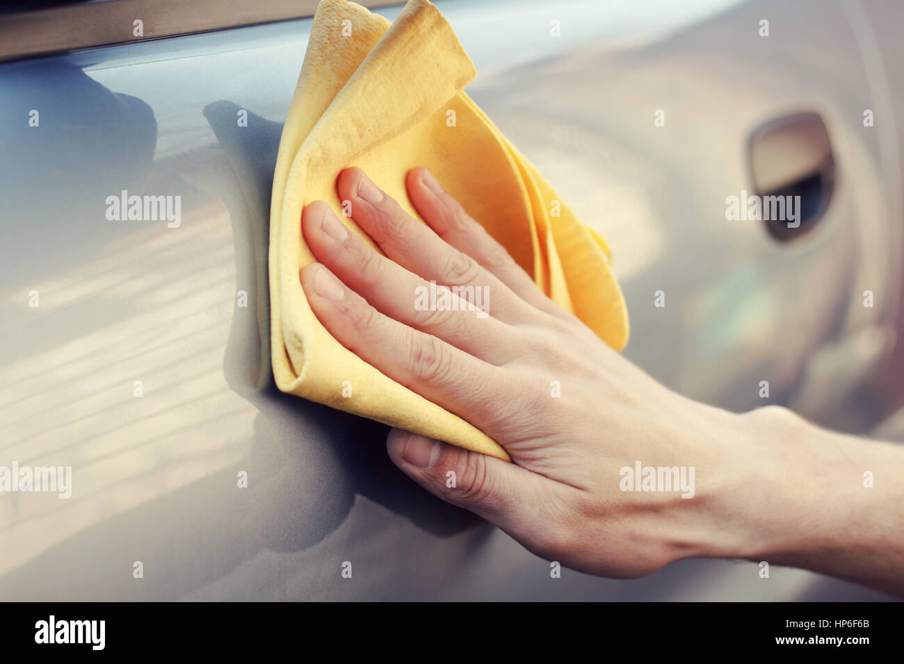 Waterless car wash. Gli uomini la mano con un panno giallo auto pulizia foto con tonificanti Foto Stock