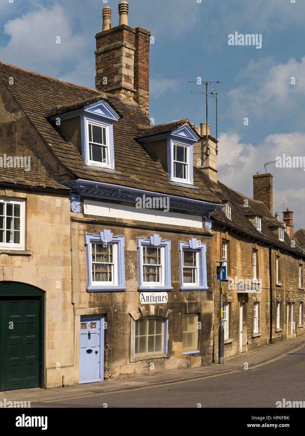 Il vecchio negozio di antiquariato e cottages, St George Square, Stamford, Lincolnshire, England, Regno Unito Foto Stock