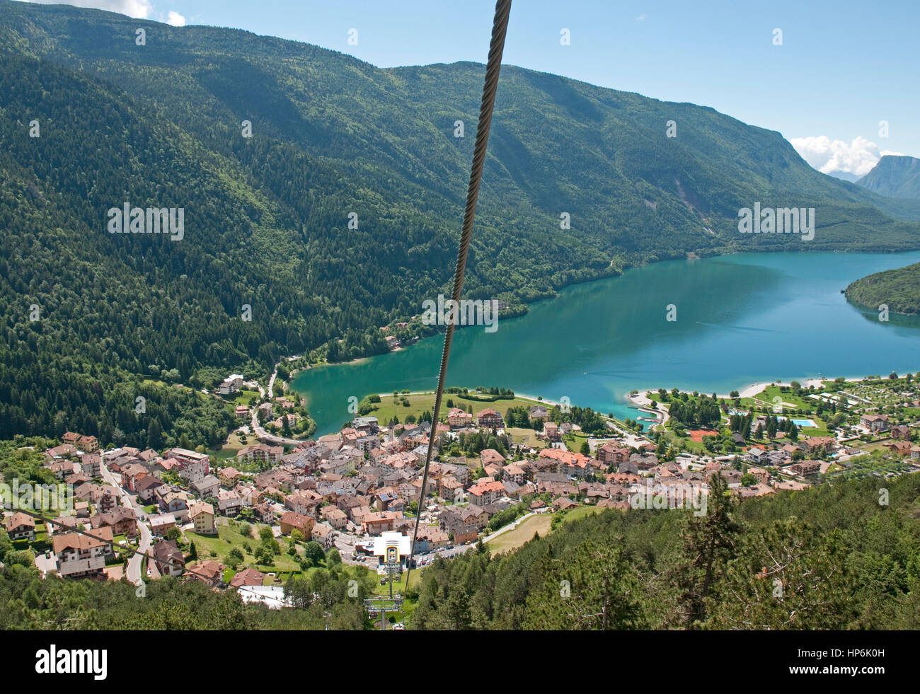Guardando verso il basso sul lago di Molveno vicino in trentino provincia del nord italia Foto Stock