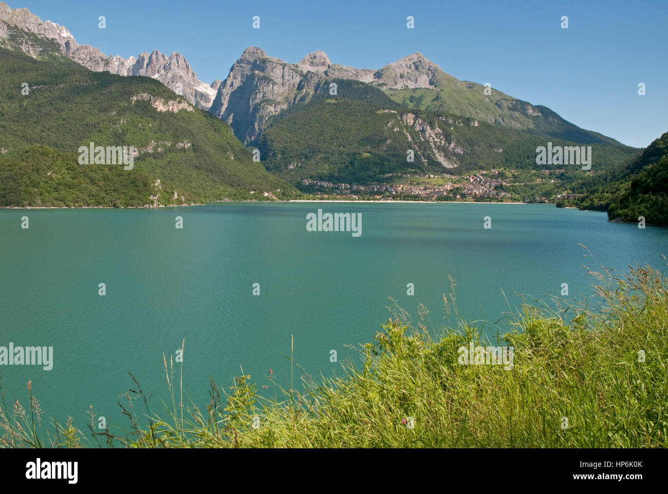 Il lago di Molveno nei pressi di Andalo in Trentino Provincia del nord Italia, con il gruppo delle Dolomiti di Brenta al di là Foto Stock