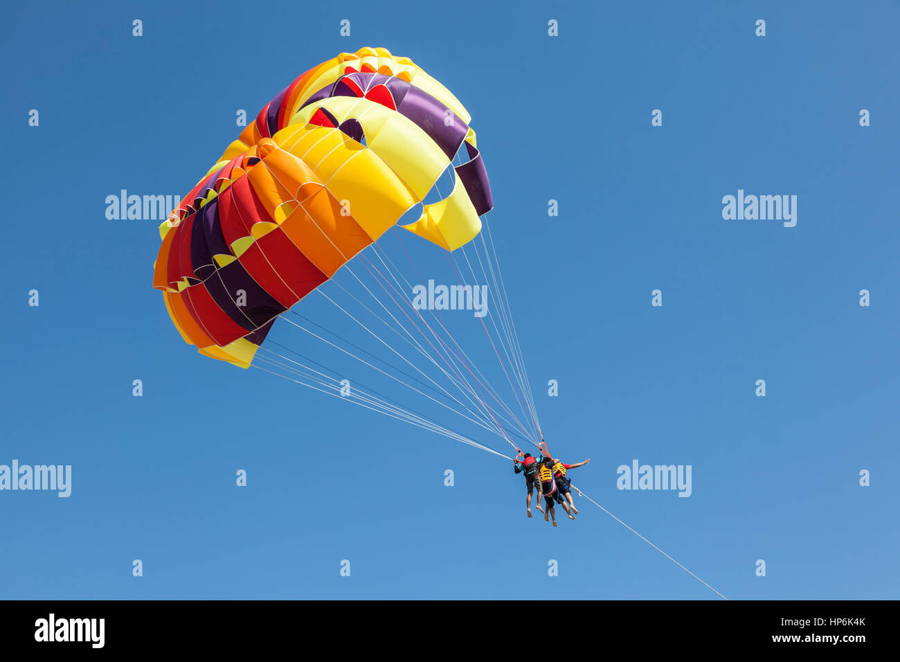 KHORFAKKAN, Emirati Arabi Uniti - 1 dicembre 2016: Parasailing sulla spiaggia di Khorfakkan, Emirato di Sharjah Emirati Arabi Uniti Foto Stock