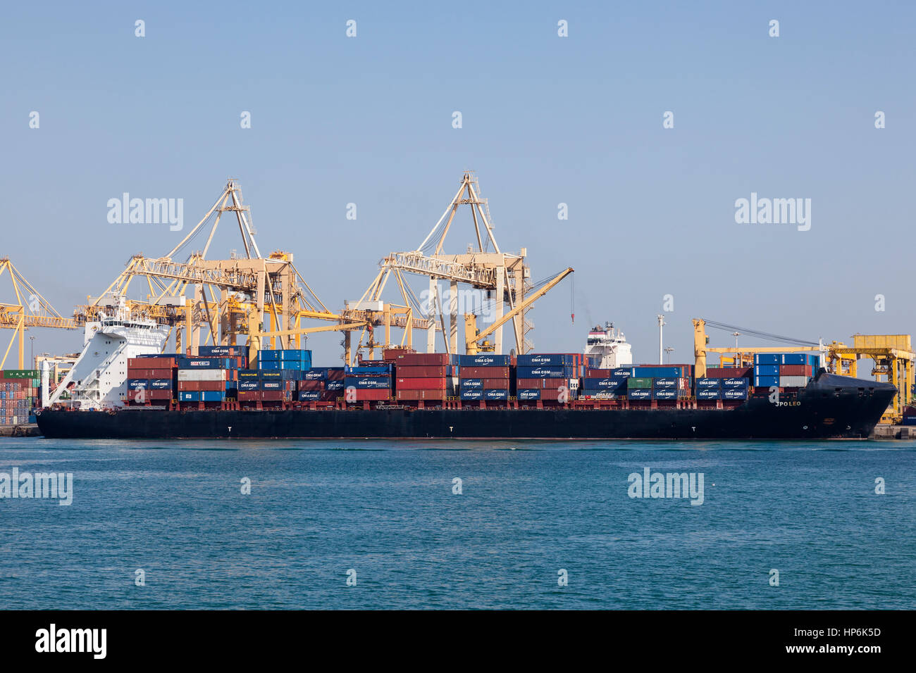 KHOR FAKKAN, Emirati Arabi Uniti - 1 dicembre 2016: Contenitore nave al porto industriale di Khor Fakkan. Emirato di Sharjah Emirati Arabi Uniti Foto Stock