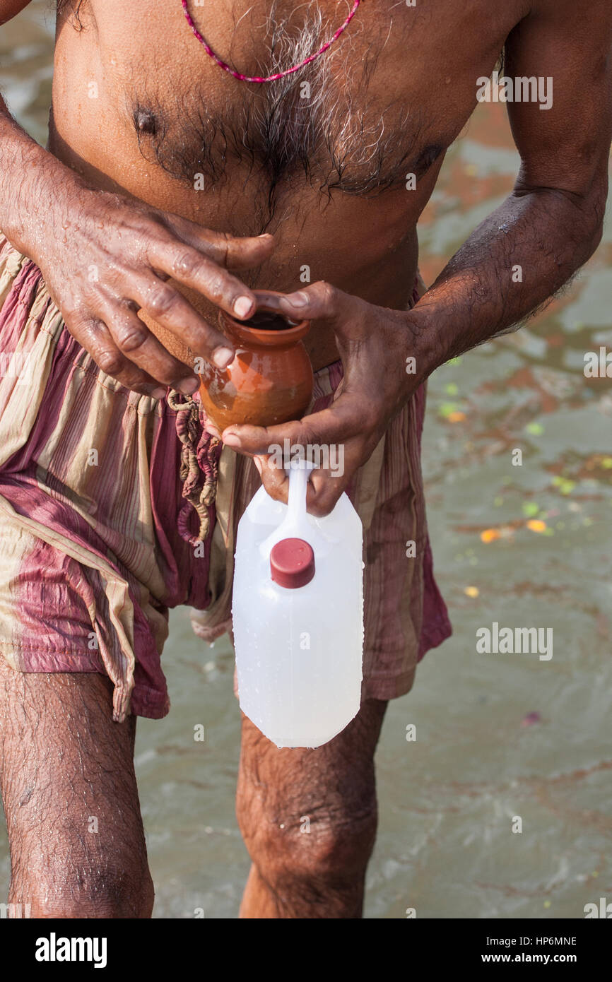 Acqua,contenitore,sacro,Varanasi,Benares,Hindu,religiosi,capitale,sacro Fiume,,Gange, banche,d,santo,bagno,ghats,,Uttar Pradesh,l'India,Indian,Asia,asiatica, Foto Stock